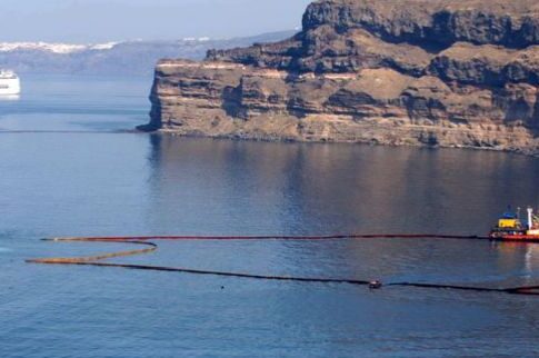Σαντορίνη: Βούλιαξε το φράγμα ρύπων του «Sea Diamond»!
