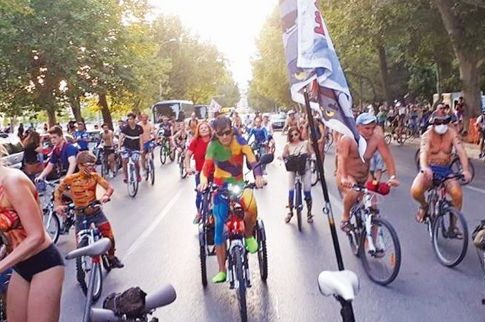 Οι ποδηλάτες βγήκαν από τα ρούχα τους