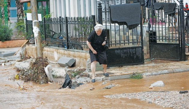 γιαγιουλα προσπαθεί να διασχίσει τον δρόμο