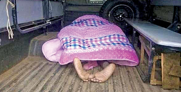 Σκεπασμένοι με κουβέρτα οδηγούνται στο αστυνομικό τμήμα οι «κολλημένοι» εραστές