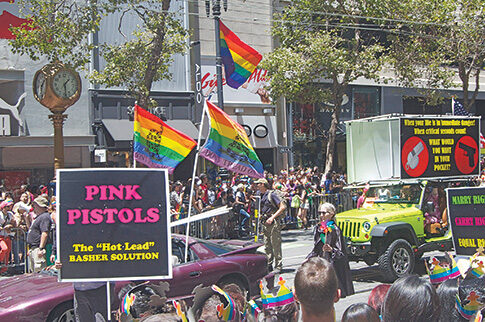Οι gay στις ΗΠΑ πήραν τα «Ροζ Πιστόλια» για την προστασία τους