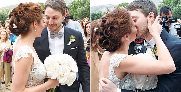 Τρυφερό βλέμμα του γαμπρού στη νύφη. Δεξιά: Φιλί των νεονύμφων