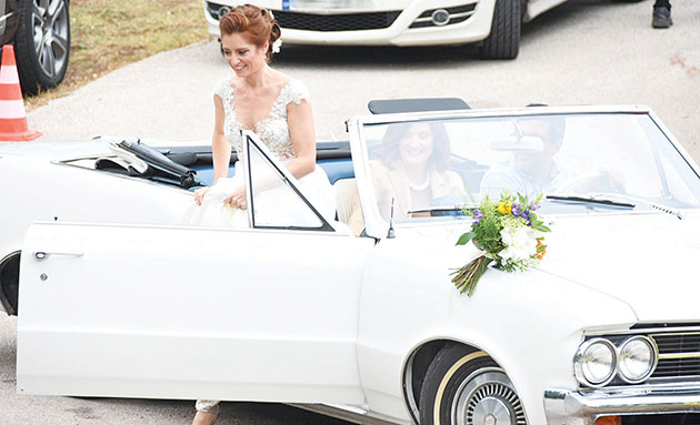 Η νύφη καταφθάνει στην εκκλησία με vintage αυτοκίνητο