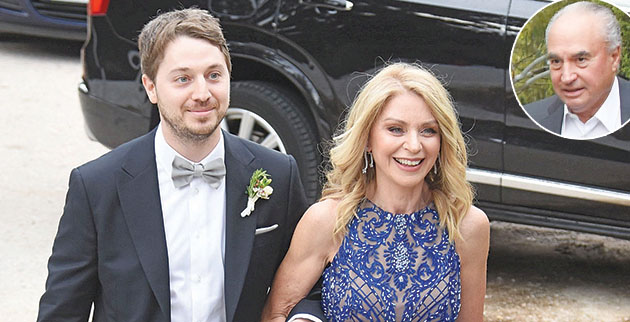 Με ολόσωμη δαντελένια φόρμα η Ελλη Στάη συνοδεύει τον γιο της στην εκκλησία