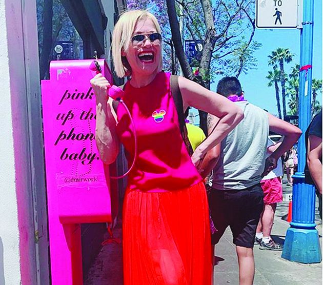 ΜΕ ΡΟΖ ακουστικό στο χέρι, ντυμένη ασορτί