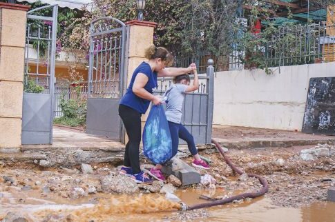 Η «ανοχύρωτη» Μάνδρα μετράει πάλι τις πληγές της