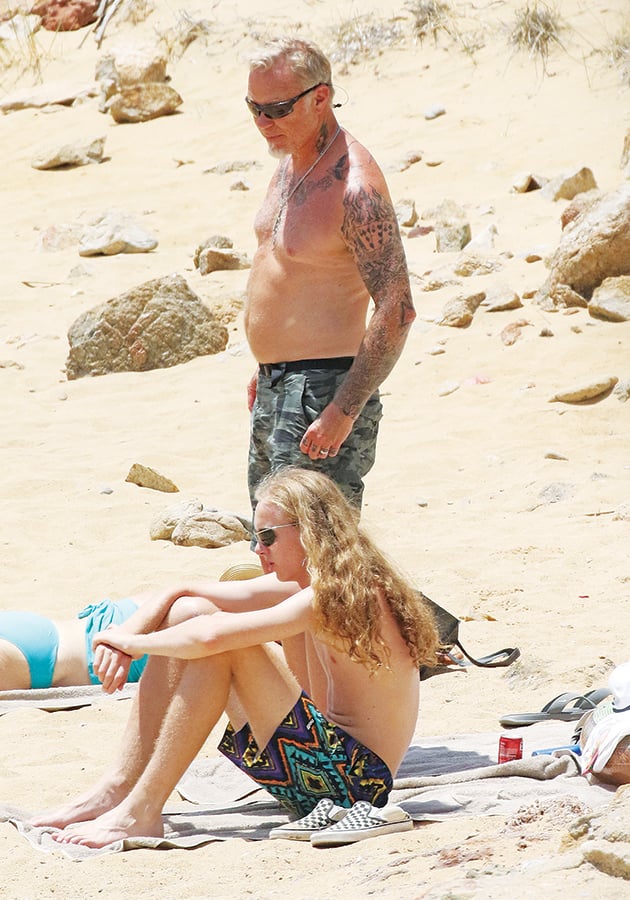 Με τον μακρυμάλλη γιο του