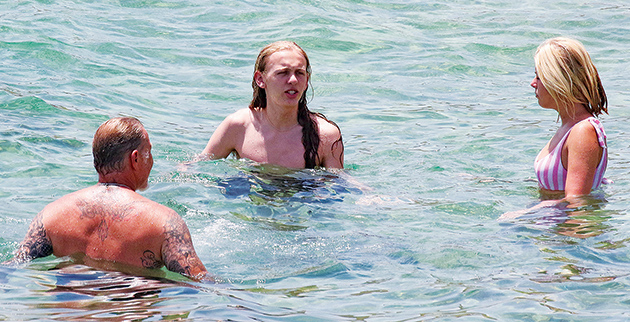 Στη θάλασσα με τον γιο του Κάστορ Βέρτζιλ και την κόρη του Μαρτσέλα