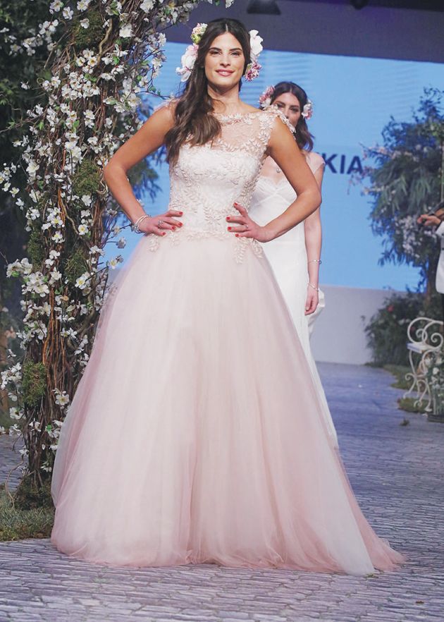 ΣΕ ΕΠΙΔΕΙΞΗ ΜΟΔΑΣ Η Χριστίνα με νυφικό του οίκου Atelier Loukia