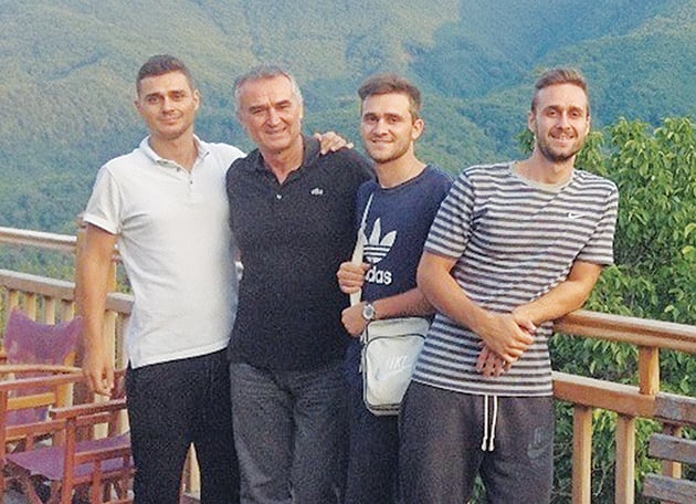 Ο βουλευτής παρέα με τους τρεις γιους του