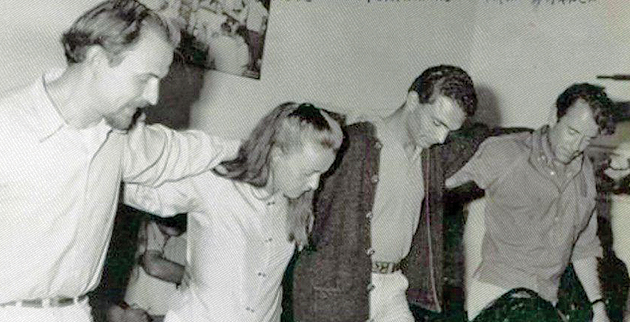 Η Ζαν Μορό χορεύει συρτάκι με τον Θόδωρο Ρουμπάνη (δεξιά) στη θρυλική «Λαγουδέρα» της Υδρας