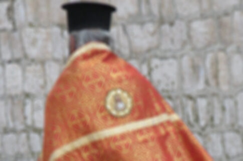 Ήμαρτον! Ιερωμένος έκρυβε κόκα κάτω από το ράσο του