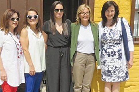Οι δρόμοι του μεταξιού για τρεις κυρίες της Νέας Δημοκρατίας
