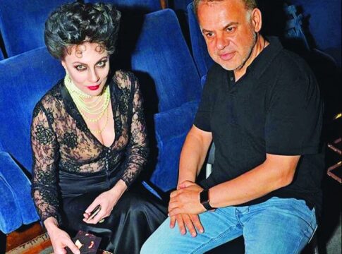 Η «μάγισσα» Καρύδη ρίχνει την τράπουλα