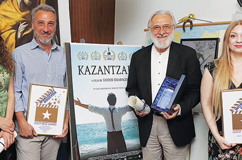 Χαμόγελα και συγκίνηση στην παράδοση των βραβείων για την ταινία «Καζαντζάκης»