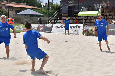 Νικοπολίδης και Παπαδόπουλος παίζουν footvolley στον Σχοινιά