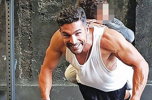 Ο Νίκος Αναδιώτης κάνει κάμψεις με τον γιο του στην πλάτη