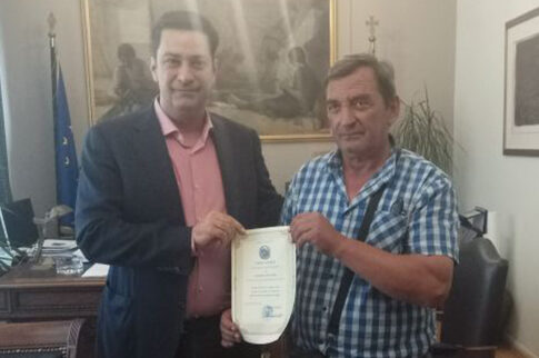 Έπαινος σε υπάλληλο του δήμου Αγρινίου που βρήκε και παρέδωσε πορτοφόλι με 1.057 ευρώ!