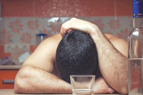 Ο αλκοολικός «φαίνεται» από τα μαλλιά του
