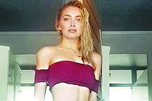 H «Αφροδίτη της Κύπρου» με sexy μπορντό μπικίνι
