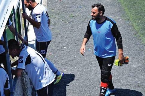 Ο «παπα-Μουρίνιο» τση Κρήτης που υπερασπίζεται και τα γκολπόστ του