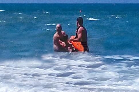 Ναυαγοσώστες γλίτωσαν ηλικιωμένους που αψήφησαν τα κύματα στην Ηλεία