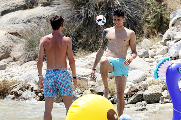 Παίζουν στην ακροθαλασσιά Σέρτζι Ρομπέρτο και Μπάρτρα