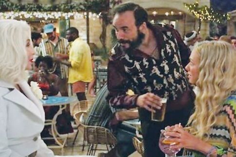 Ω Mamma mia, ποιητής o Μουζουράκης
