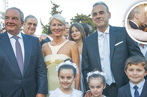 Σούπερ γάμος με καλεσμένη όλη τη Γλυφάδα και κουμπάρο τον Κώστα Καραμανλή!