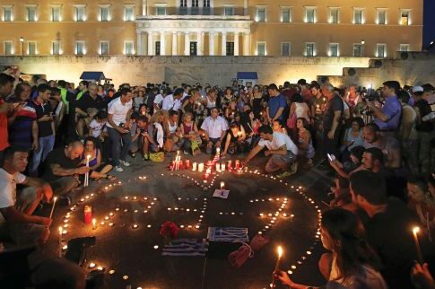 Κεριά και δάκρυα πλημμύρισαν το Σύνταγμα