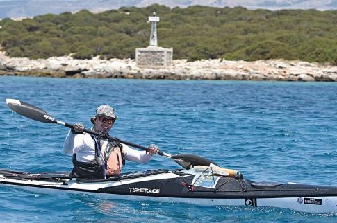 Τράβηξε κουπί για 31 ώρες και έστειλε μήνυμα ζωή