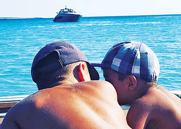 Φορούν τζόκεϊ και κάνουν ηλιοθεραπεία τα δύο αδελφάκια