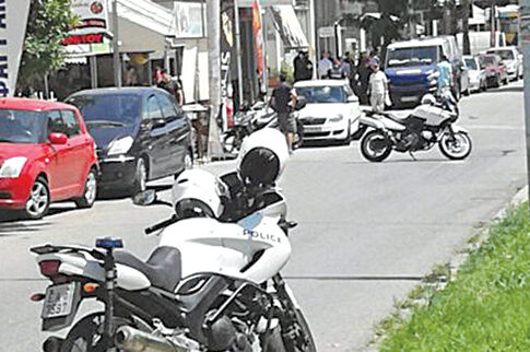 Επίδοξος ληστής χρηματαποστολής στον Αλιμο άρχισε να πυροβολεί και «την κοπάνησε» με όχημα σχολής οδηγών