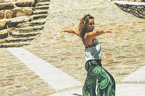 Κάνει ζέσταμα με yoga στη Μύκονο!