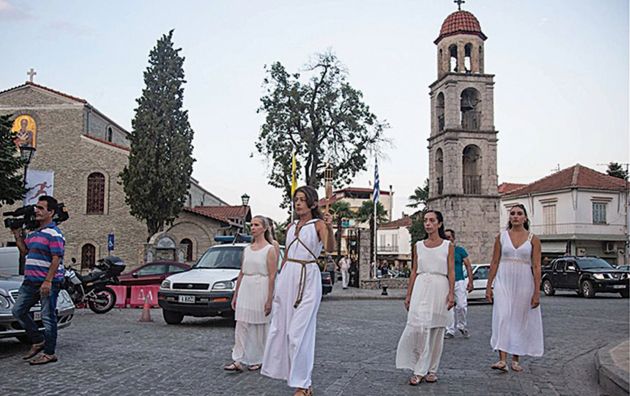 εξω απο ναό δωδεκαθεϊστές με το ανάλογο ντύσιμο
