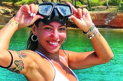 Sexy «γοργόνα» σε σκάφος η Βαλαβάνη