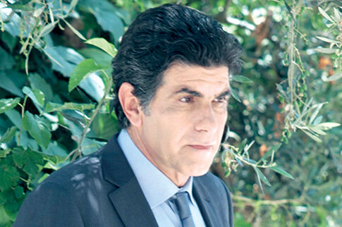 Ο Γιάννης Μπέζος σε «τριπλό ταμπλό»