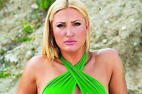 Aλωνίζει την Ελλάδα η sexy Τούνη