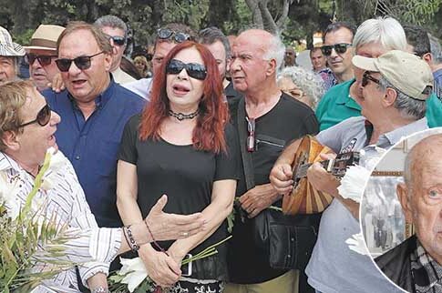 «Αντίο» με πενιές στον χορευτή του Ζαμπέτα!