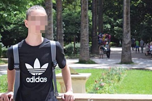 Mε ένα λευκό τριαντάφυλλο στο χέρι το τελευταίο «αντίο» στον 14χρονο Νικόλα