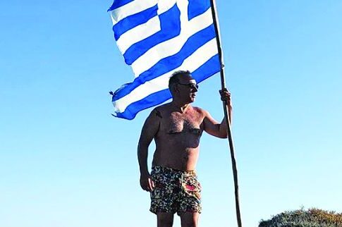 «Καρφιά» Σεργουλόπουλου για τη σημαία