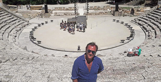 Ενθουσιασμένος ο Τέο στο Αρχαίο Θέατρο της Επιδαύρου
