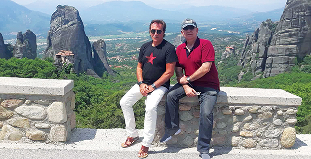 Στα Μετέωρα • Ο χολιγουντιανός σταρ με τον συντάκτη της «Espresso» Αλκίνοο Μπουνιά