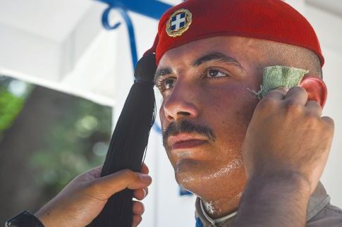 Ο καύσωνας «έλιωσε» και τον εύζωνα
