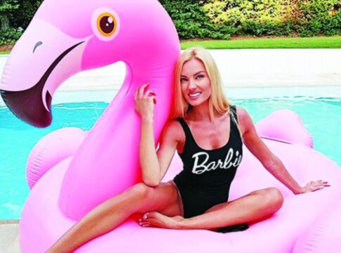 Καβάλα σε ροζ φλαμίνγκο η sexy Nόβα