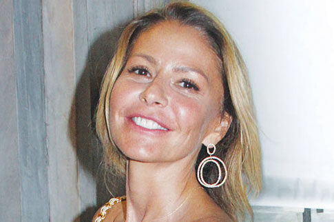 Η Μπαλατσινού διαβάζει topless στίχους του Ελύτη