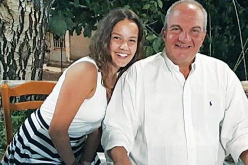 Ο μαυρισμένος Καραμανλής και η... κοκκινομάλλα Νατάσα στη Λευκάδα