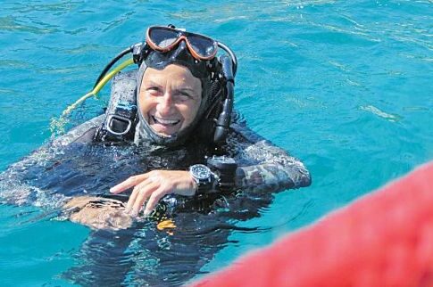 «Ιπτάμενη» και ατρόμητη στην Αντίπαρο η αγέραστη Αλκηστις Πρωτοψάλτη