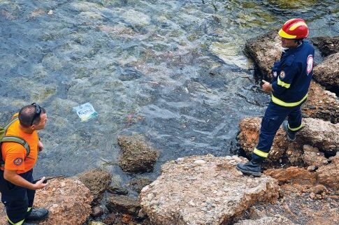 Η θάλασσα ξεβράζει απανθρακωμένες σορούς