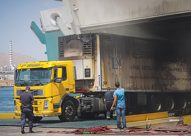 Καμένες οι καρότσες των φορτηγών